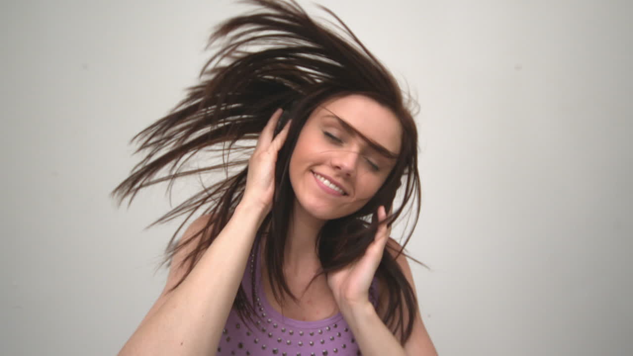 una joven bonita disfrutando de la música.