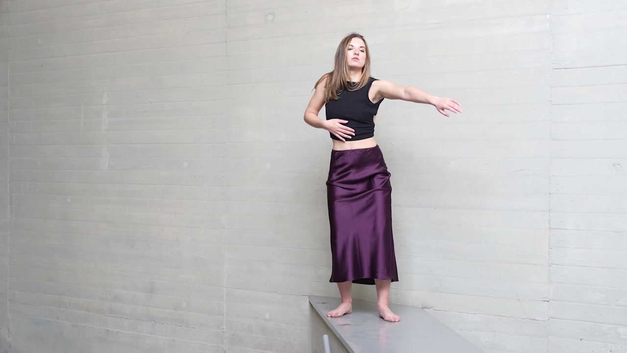 Uno spettacolo di danza dinamico si svolge su una superficie splendidamente elevata, mettendo in mostra la creatività.
