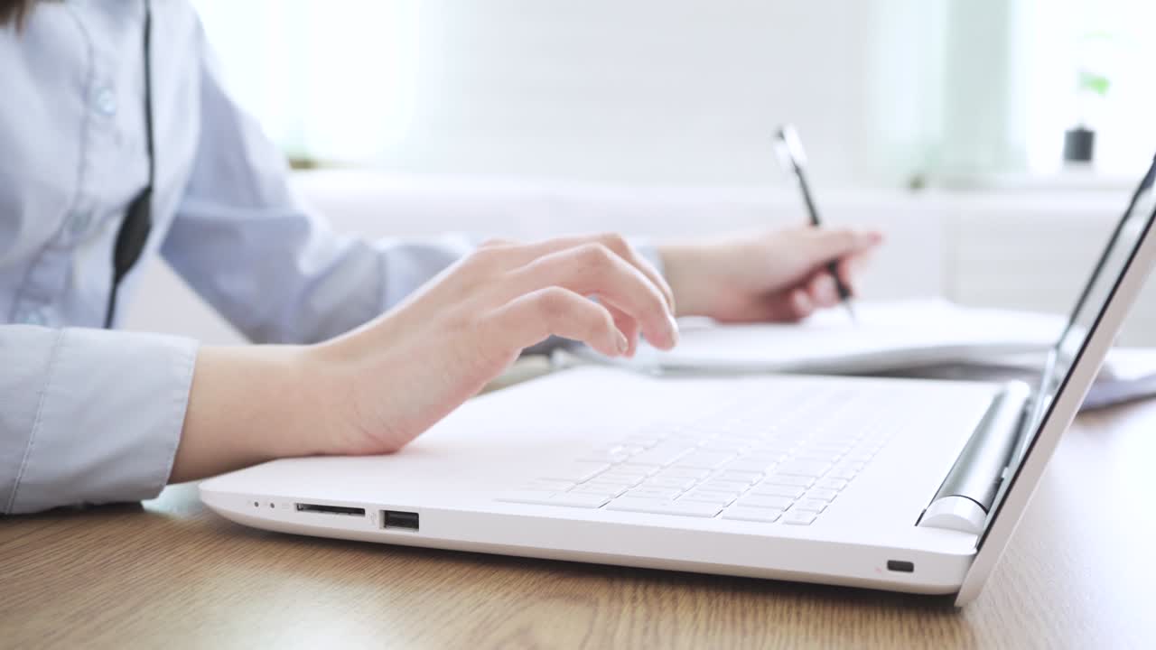 imagen de cerca manos femeninas escribiendo en el teclado de la computadora portátil