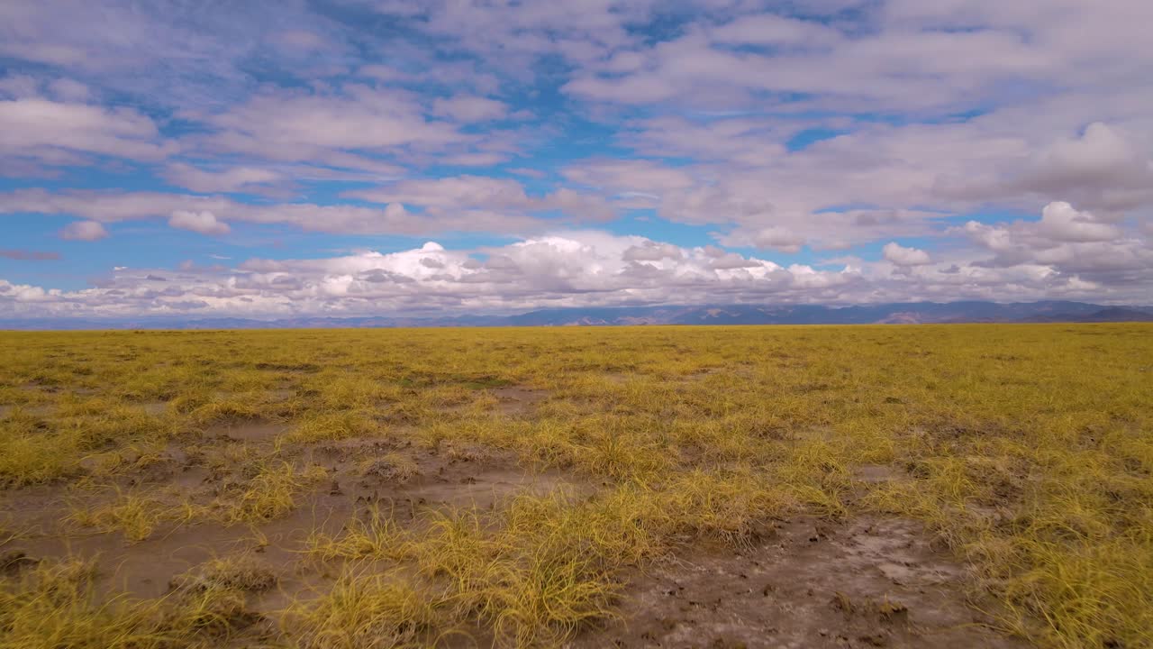 drone disparado volando cerca del suelo y luego hacia arriba sobre las salinas grandes en la frontera de jujuy y salta en argentina