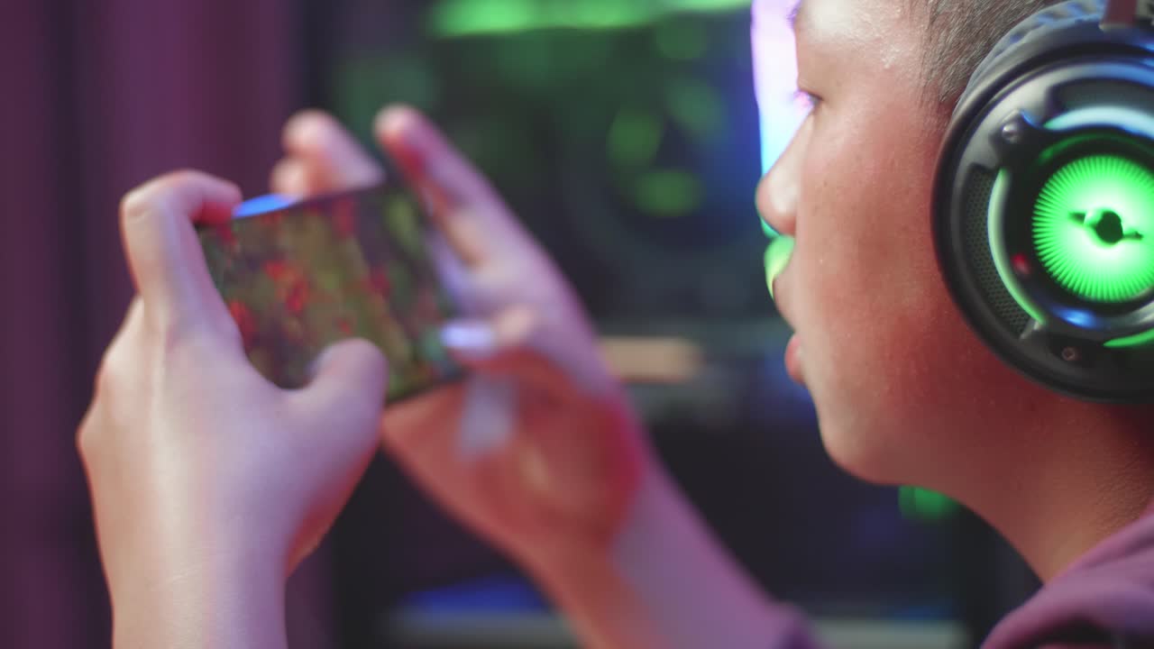 adolescente jugando a un juego móvil