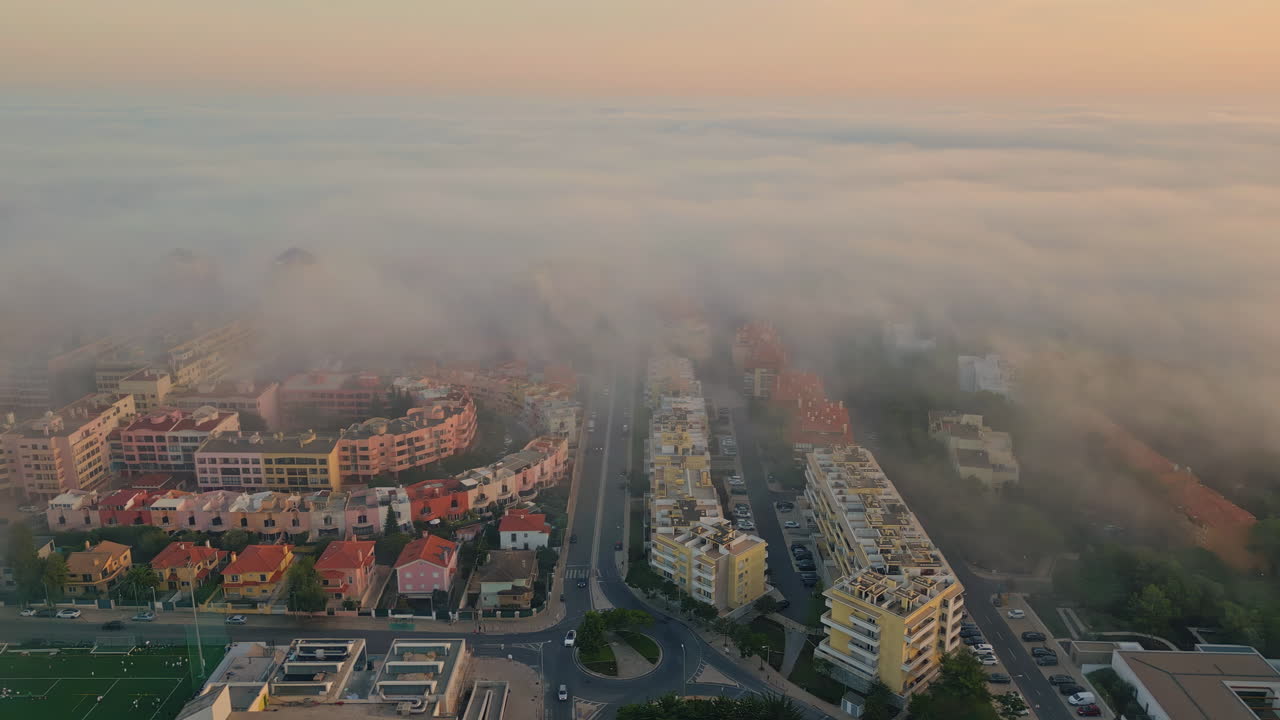 Hafif sisle kaplı sakin sabah kasabasının havadan görünümü. Şehir üzerinde panoramik bulutlu ufuk