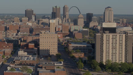 slow push towards downtown st. louis on a nice summer day