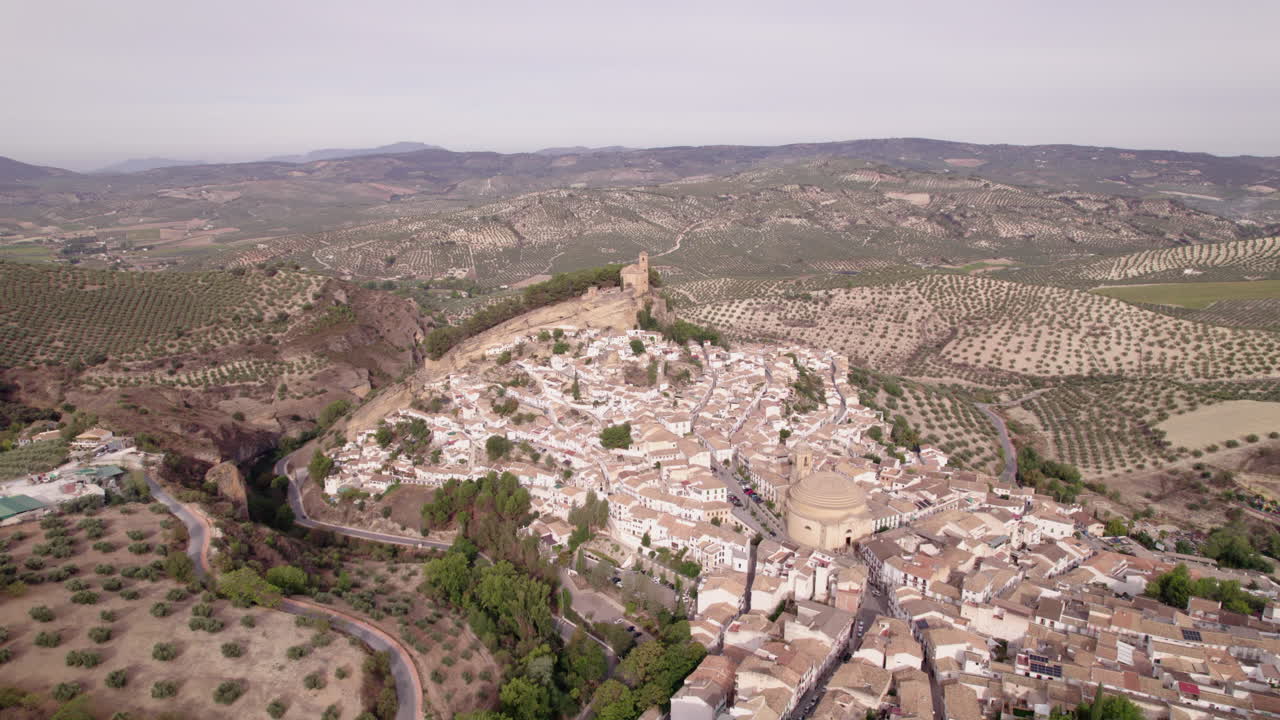 Vista aerea di un villaggio bianco con molti alberi di ulivo intorno, Montefrío, Spagna