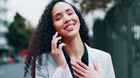 Mujer-De-Negocios,-Caminando-Y-Llamada-Telefónica-Al-Aire-Libre