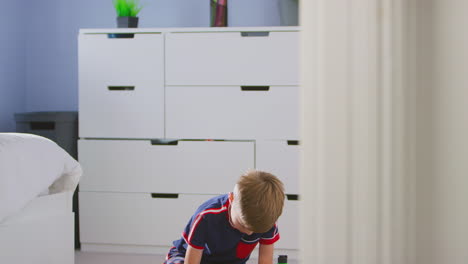 Junge-Im-Schlafzimmer-Macht-Karte,-Um-Geburtstag-Oder-Muttertag-Zu-Feiern