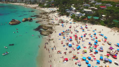 Wenn-Der-Strand-überfüllt-Ist,-Gehen-Sie-Ans-Wasser