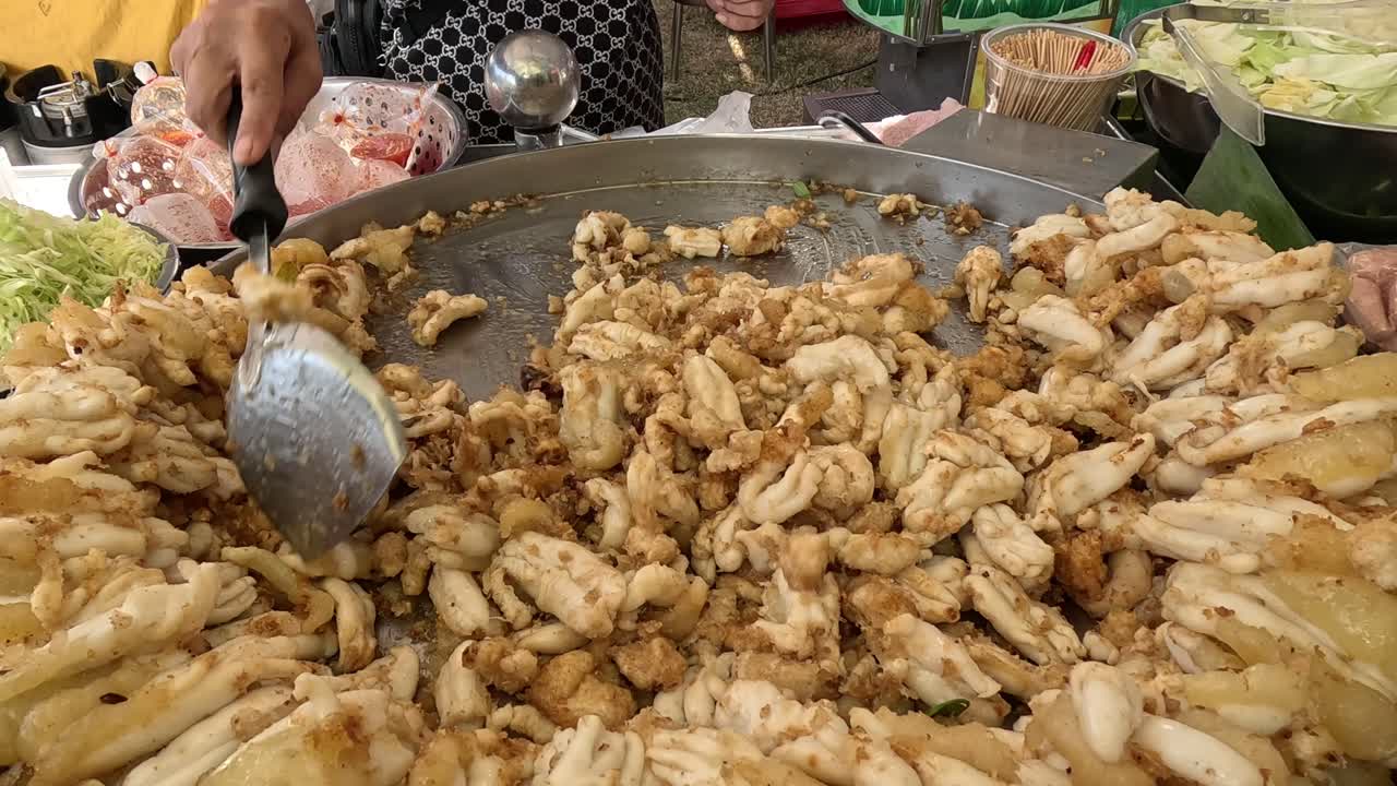 큰 거리 음식 그릴에 오징어 달을 요리하고 있습니다.