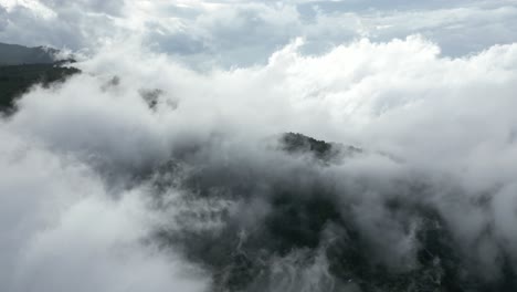 Wolkenfetzen-über-Den-Bergen-In-Bali,-Indonesien
