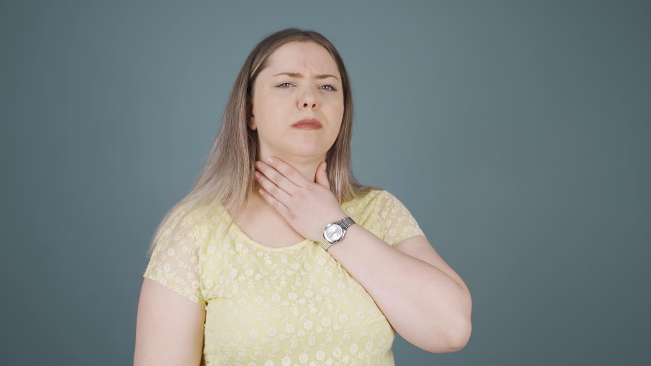 una joven enferma que tose.