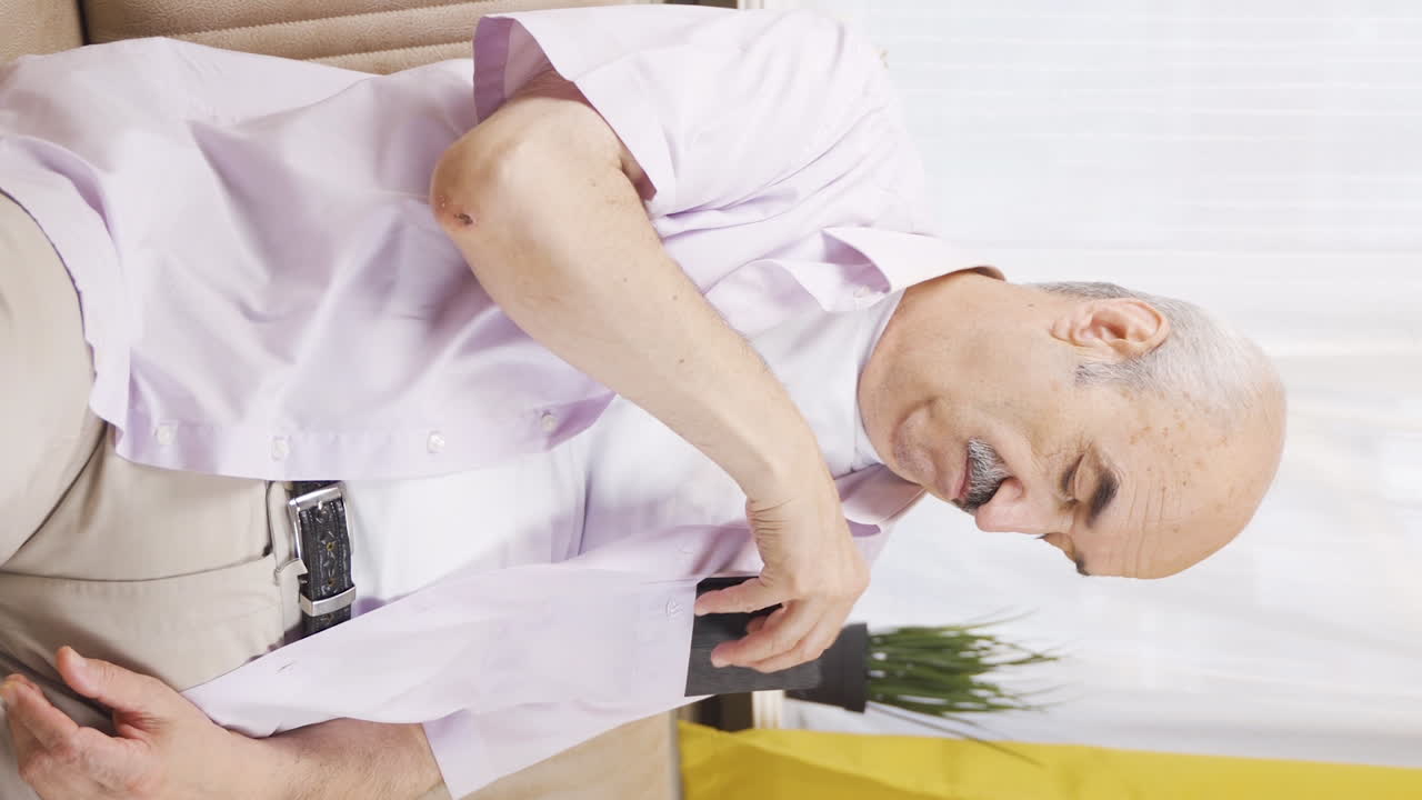 불행한  ⁇ 은이가 가난하게 사는 수직 비디오입니다.