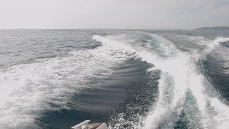 Zeitlupenschwenk-Rechts-Vom-Kielwasser-Und-Design-Des-Van-Dutch-Boat,-Ibiza,-Spanien