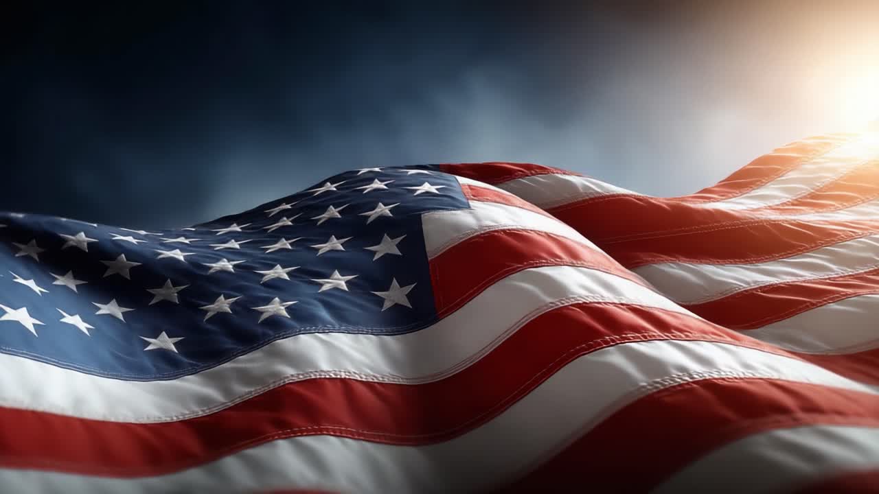 Viftende amerikansk flag fanget i majestætiske detaljer, der symboliserer frihed og patriotisme med dramatisk belysning og dybblå himmel i baggrunden.