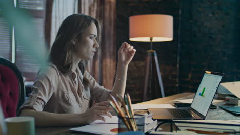 análisis de negocios. mujer de negocios trabajando en una computadora portátil.