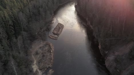 Paso-Elevado-Aéreo-Del-Río-En-El-Paisaje-De-Montaña,-Amanecer