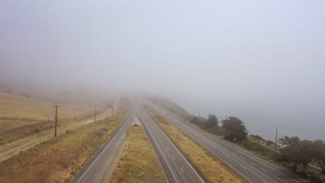 Antenne-über-Eine-Neblige-Autobahn-Uns-101-Pacific-Coast-Highway-Mit-Verkehr-Entlang-Der-Küste-Von-Kalifornien