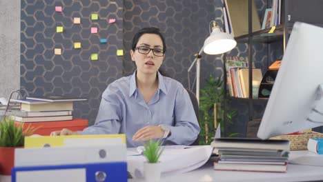 mujer adicta al trabajo. mujer de negocios que trabaja mucho tiempo en la oficina.