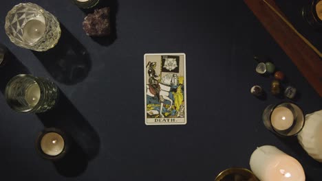 Draufsicht-Auf-Eine-Person,-Die-Tarotkarten-Liest-Und-Die-Todeskarte-Auf-Den-Tisch-Legt