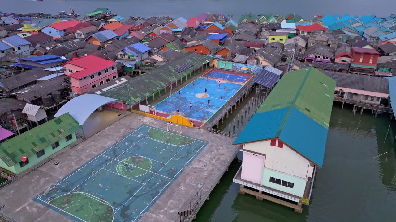 Vista aérea del campo de fútbol flotante de Koh Panyi al atardecer, Tailandia