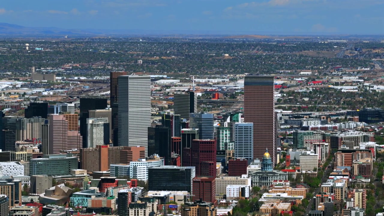 Denver bys skyskraber-kontorbygninger Lodo luftdrone Colorado Capitol Hill City Park centrum Front Range Rockies forår solrig morgen bybillede landskab City Park parallakse højre bevægelse