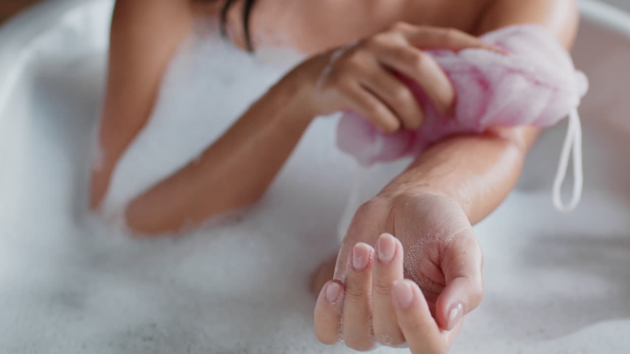 편안 한 거품 목욕 을 즐기는 여자