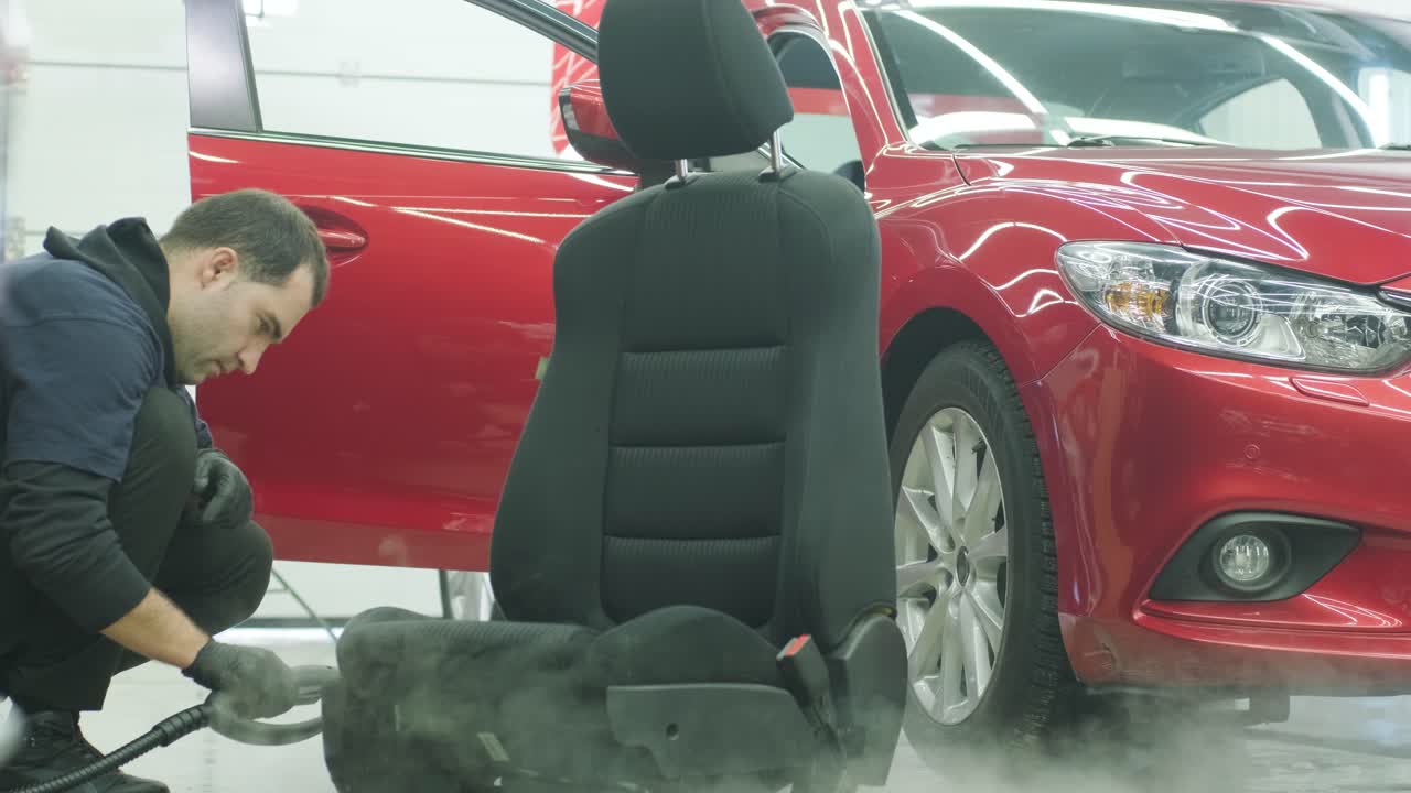 limpieza profesional de automóviles. lavado de sars. detalles interiores. limpieza en seco y detalles del interior de un automóvil. limpeza profunda de asientos. limpeza de espuma en el lavado de automóviles; limpieza del panel del automóvil del polvo. una aspiradora