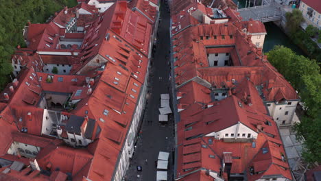 Edificios-De-Techo-Rojo-Con-Calle-Estrecha-Y-Río-Ljubljanica-Al-Atardecer-En-Ljubljana,-Eslovenia