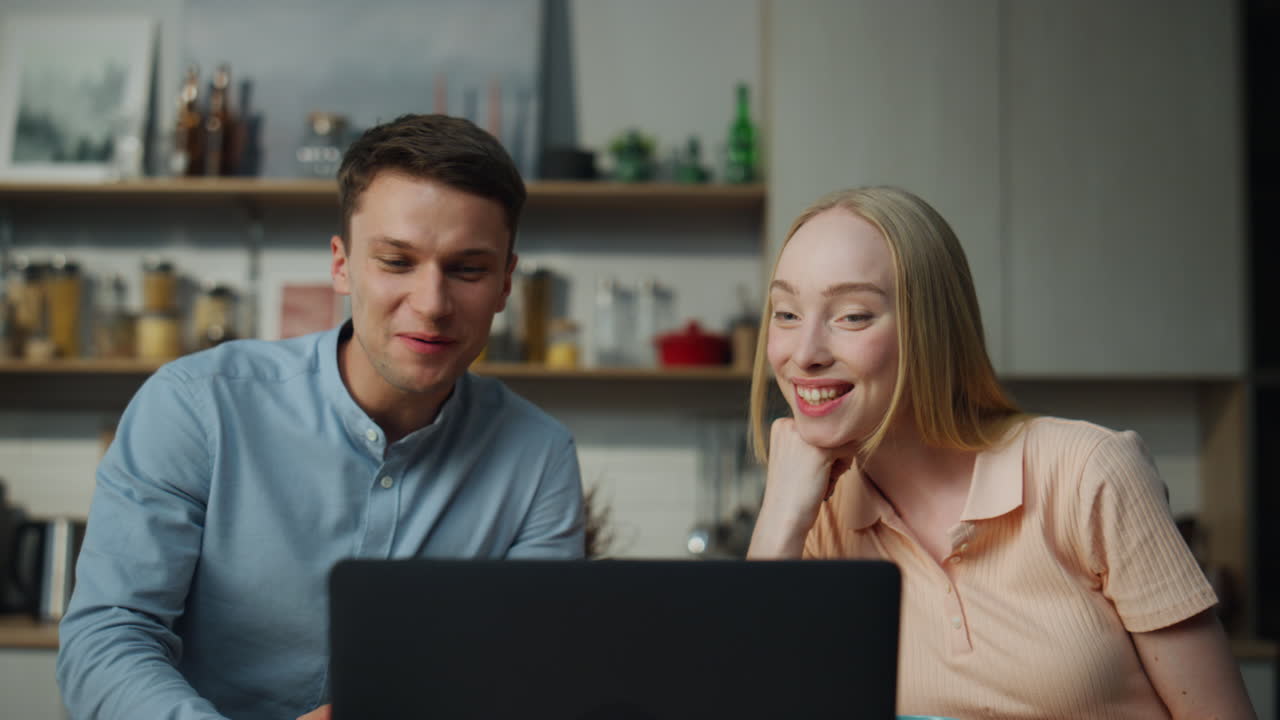 부부는 집에서 비디오 통화로 온라인에서 채팅하고 부에서 가까이 앉아 있습니다.