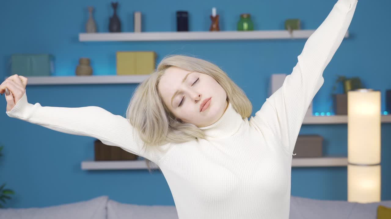 졸린 젊은 여자가 피곤함을 느끼고 있습니다.