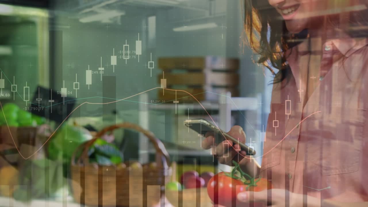 Animación de datos financieros sobre las manos de una mujer caucásica que usa un smartphone y compra en el mercado