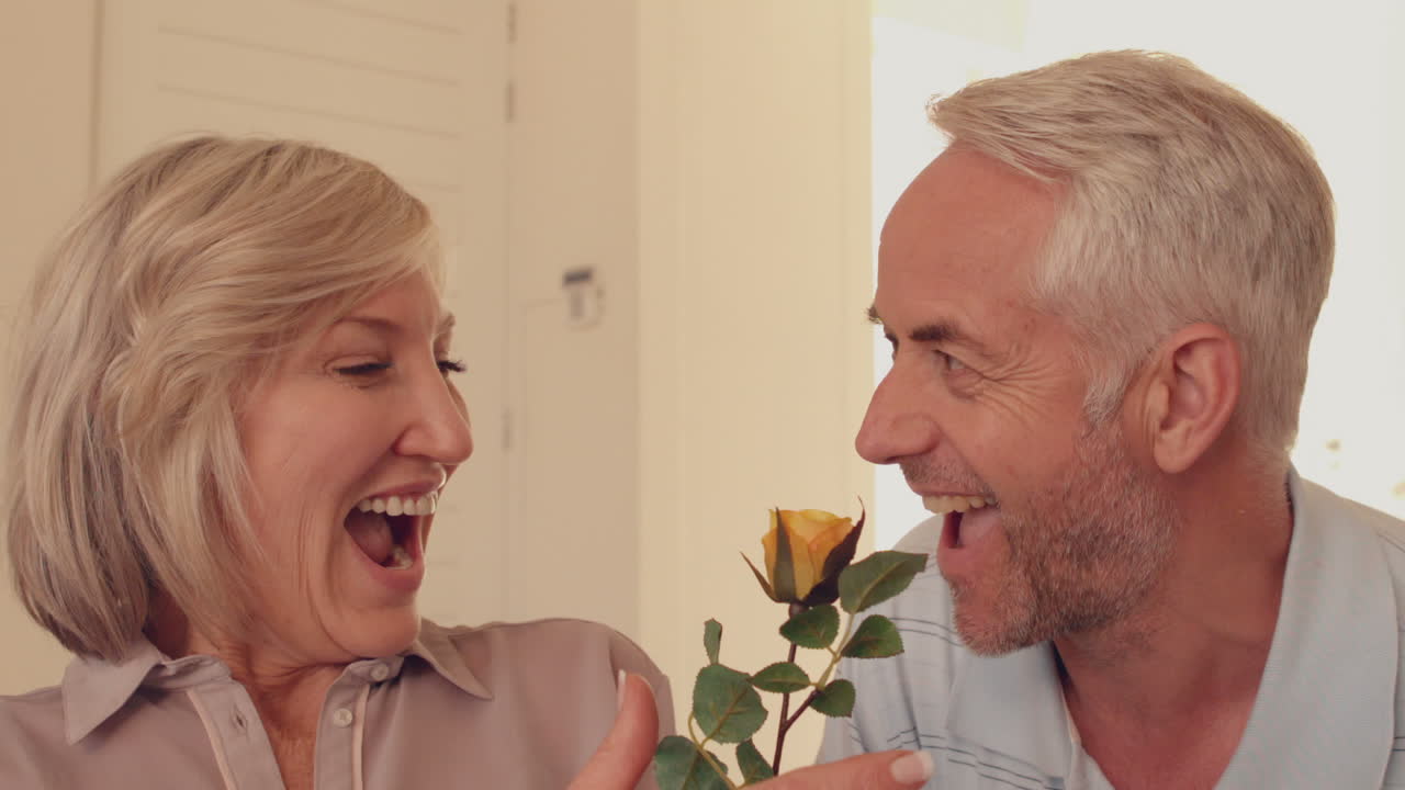 Mand giver sin kone en gul rose