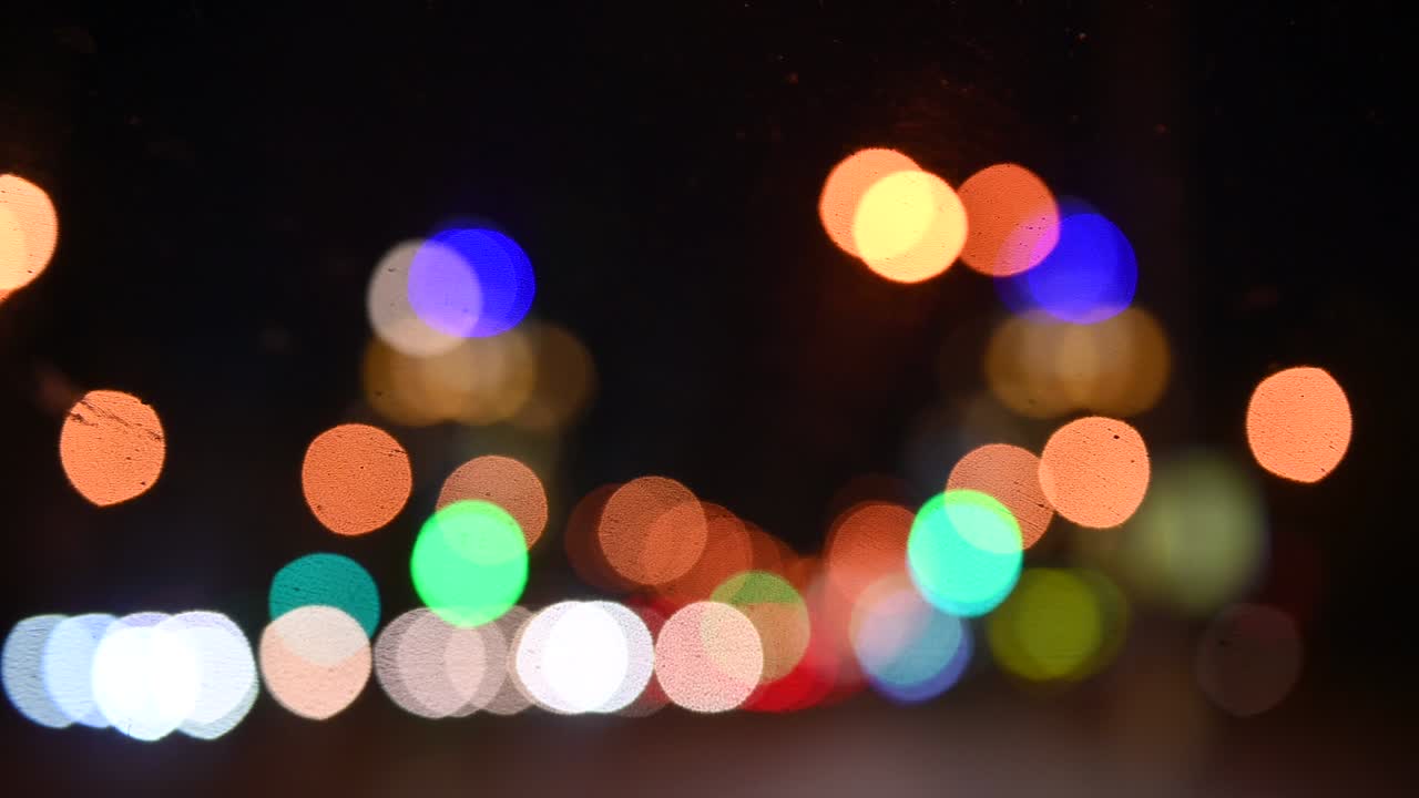 hermoso bokeh reluciente en el fondo oscuro borroso por la noche.