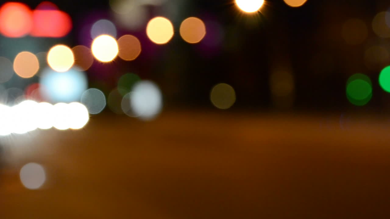 Luci sfocate di una strada di notte