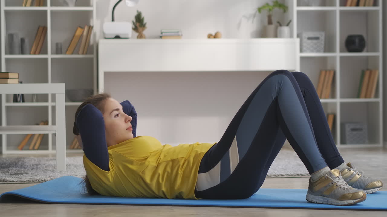atleta attiva si allena da sola a casa mantenendosi in forma durante il periodo di auto-isolamento della pandemia stile di vita sportivo e sano fitness e benessere