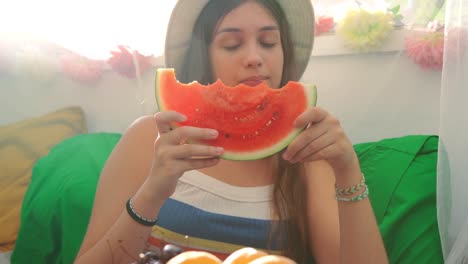 Mujer-Joven-Comiendo-Sandía-Fresca-En-La-Tienda-Del-Patio-Trasero.