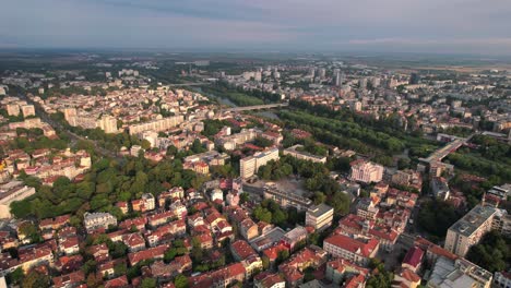 increíble vista aérea del casco antiguo de plovdiv, drone volando sobre el río maritsa, bulgaria
