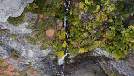 Velo-De-Novia-Cae-Cascadas-En-Utah,-Toma-Aérea-De-Drones-De-Arriba-Hacia-Abajo,-Vista-De-Arriba-Hacia-Abajo