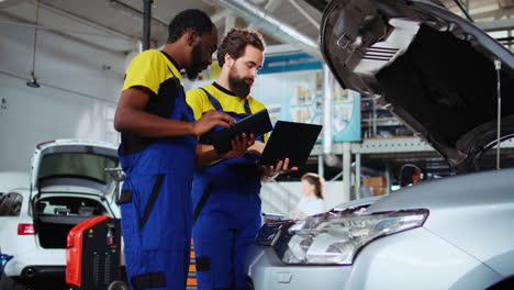 ingenieros trabajando juntos para arreglar el coche