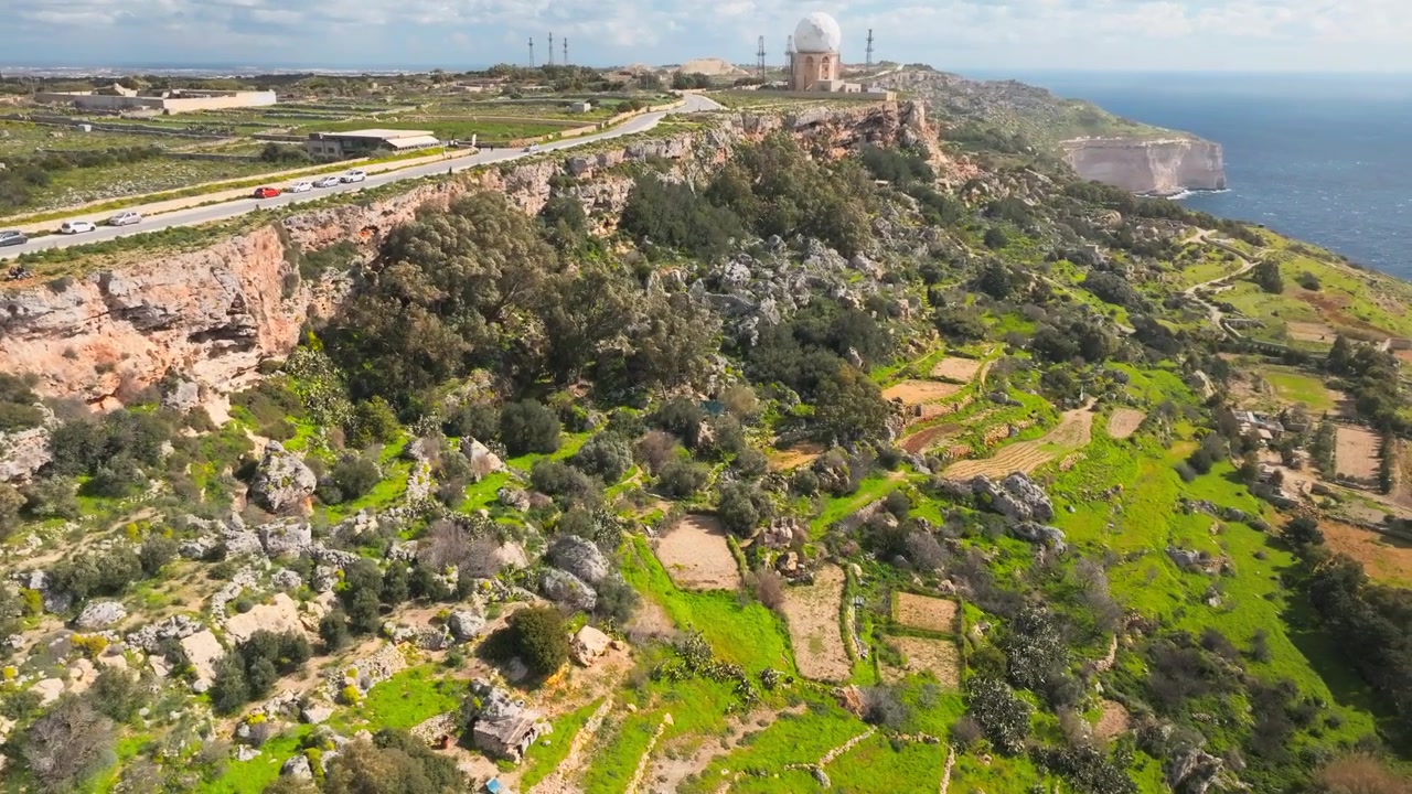 Malta'daki Dingli Kayalıkları ve Eski Radar Binası'nın drone çekimi, pitoresk manzara ve önemli bir yapı.