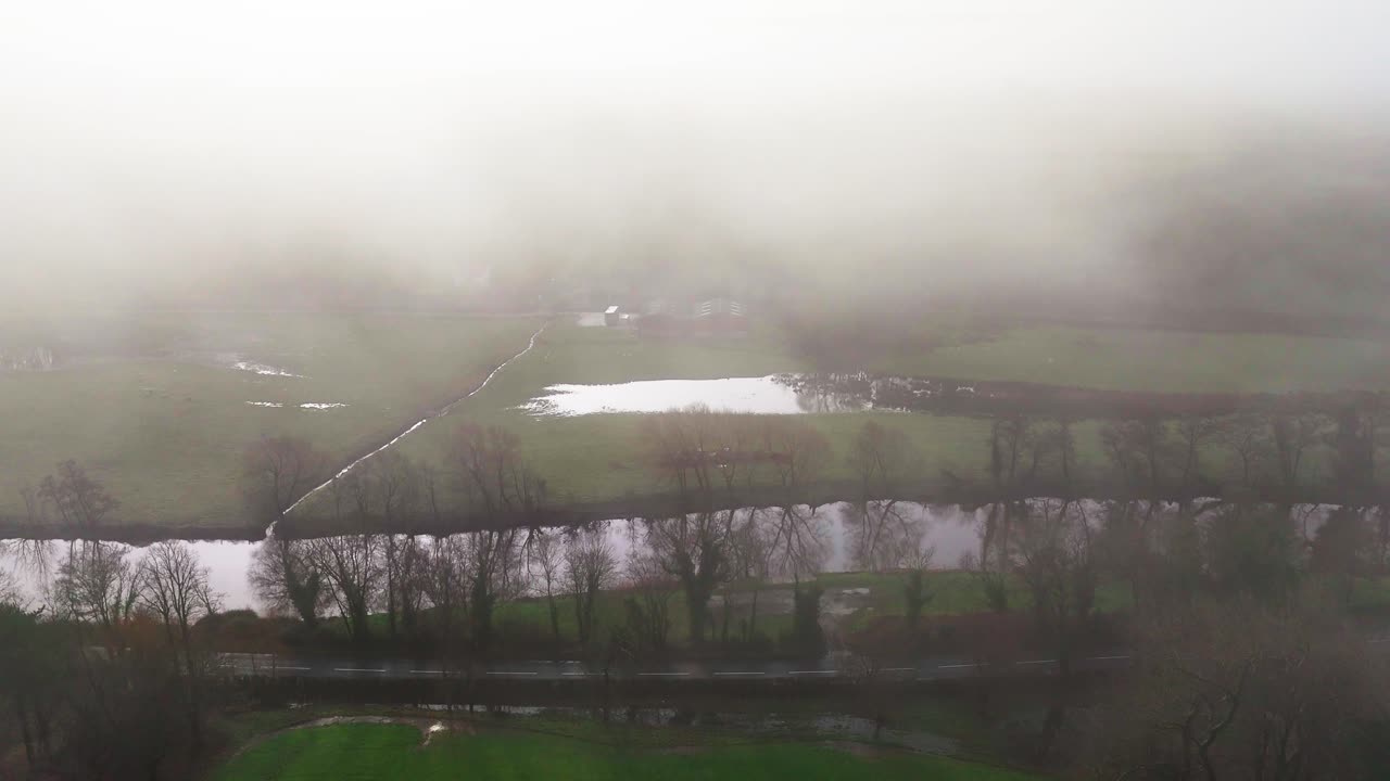 러스워프 (ruswarp) 는 휘트비 (whitby) 에서 남쪽으로 1마일 떨어진 경치 좋은 에스크 계곡에 있는 예쁜 마을이다.