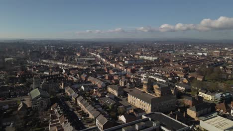 4k-Luftpanoramablick-Auf-Taunton-Somerset,-Vereinigtes-Königreich,-Drohne-Bewegt-Sich-Nach-Rechts-Und-Zeigt-Den-Blauen-Himmel-Mit-Einigen-Wolken