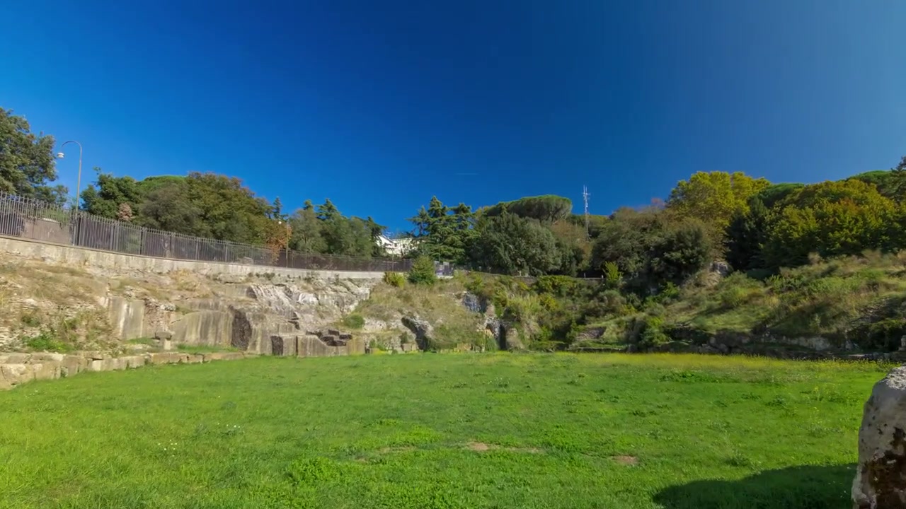 Anfiteatro Severiano nella splendida città di Albano Laziale timelapse hyperlapse, Italia. Erba verde e cielo blu