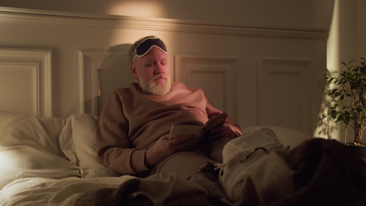 수면 마스크를 쓴 노인