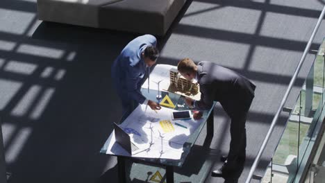 Geschäftsleute-Treffen-Sich-In-Einem-Modernen-Büro