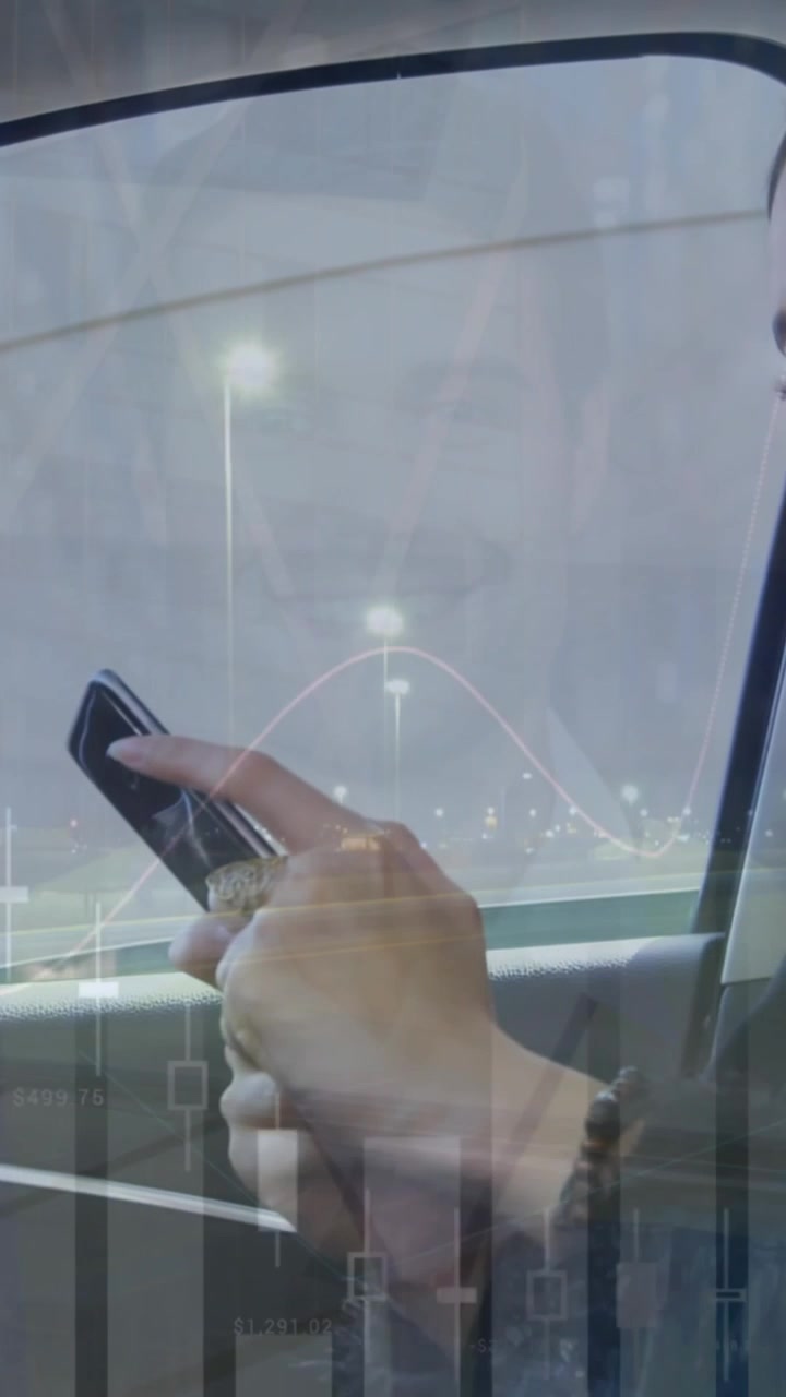 Animazione di elaborazione dati su una donna d'affari che usa uno smartphone