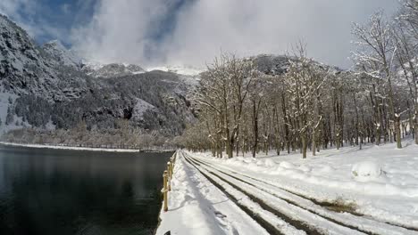 Verschneite-Berge-In-Der-Nähe-Eines-Ruhigen-Sees-Im-Winter