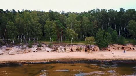 Rote-Felsen-Der-Klippen-Von-Veczemju,-Lettland