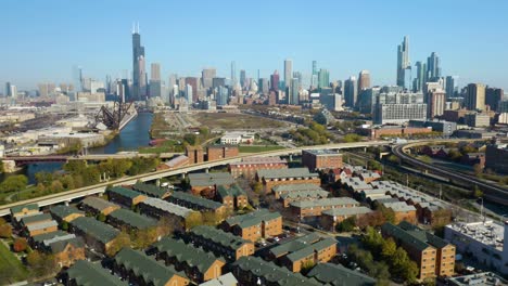 Increíble-Vista-Aérea-De-Chinatown,-Horizonte-De-Chicago-En-Segundo-Plano