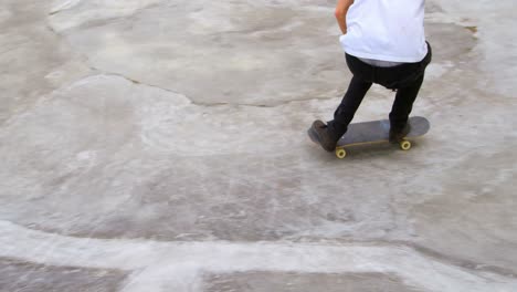 Vista-Lateral-De-Un-Joven-Caucásico-Practicando-Skate-En-Rampa-En-El-Parque-De-Skate-4k