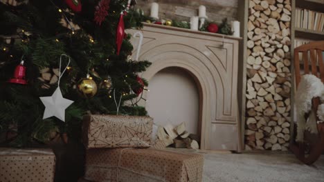 árbol de navidad decorado y chimenea